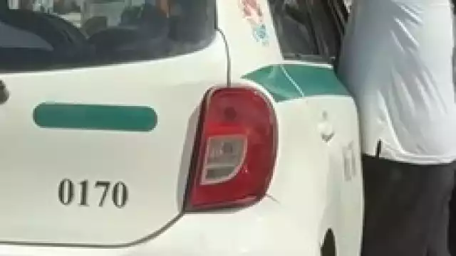 El taxista fue captado por un conductor mientras cometía la falta.