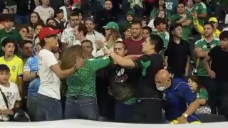 Pelea en México vs. Brasil de leyendas: aficionados se golpean por camiseta