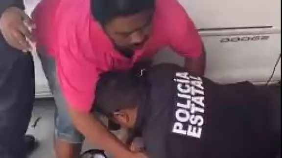 Sin saber la razón de la detención, el video muestra cómo un adulto recibe exceso de fuerza policial en su propia casa y frente a su familia Sin saber la razón de la detención, el video muestra cómo un adulto recibe exceso de fuerza policial en su propia casa y frente a su familia