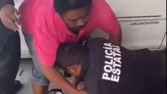 Sin saber la razón de la detención, el video muestra cómo un adulto recibe exceso de fuerza policial en su propia casa y frente a su familia