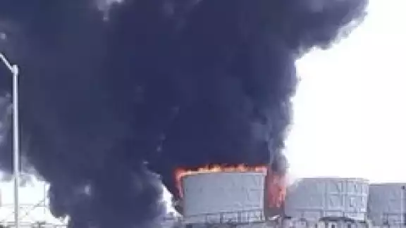 Un incendio en la refinería de Pemex en Cadereyta, Nuevo León, fue reportado la tarde de este viernes. Un incendio en la refinería de Pemex en Cadereyta, Nuevo León, fue reportado la tarde de este viernes.