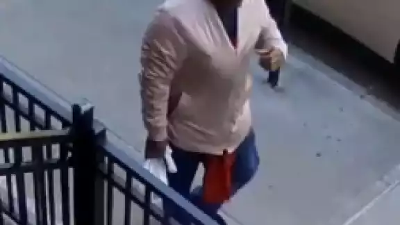 Brandon Elliot fue captado por una cámara de seguridad Brandon Elliot fue captado por una cámara de seguridad