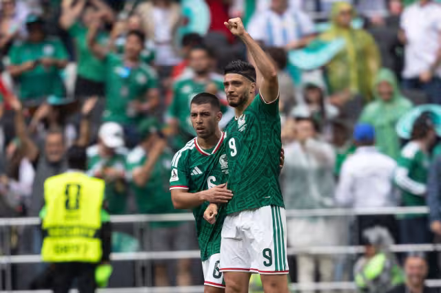 Raúl Jiménez definió perfecto de cabeza para el 2-0 ante un repleto Estadio Azteca.