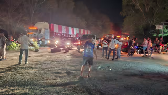 Pobladores del ejido Nuevo Progreso 2 (Kilómetro 27) bloquearon la carretera federal Escárcega–Villahermosa por el corte de energía eléctrica.