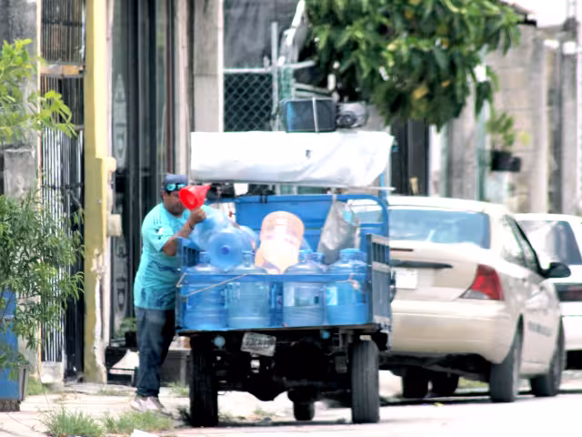 Pese a los anuncios de la empresa sobre la reactivación del suministro; muchos han tenido que recurrir a la compra de garrafones