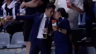 Aficionado de Pumas en traje y corbata roba cámara durante semifinal ante Pachuca ¿quién era?