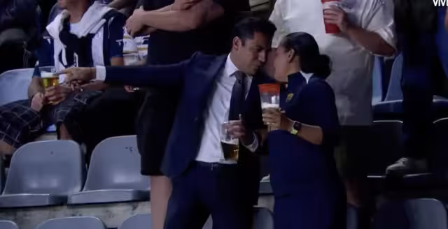 El aficionado estaba dirigiendo su propio partido desde las gradas