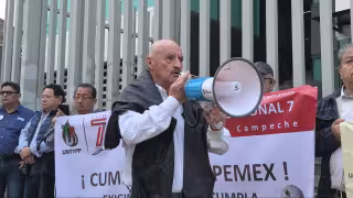 Jubilados de PEMEX denuncian recortes de hasta 40% en sus pensiones.