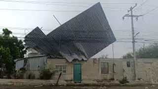 Vientos y lluvia levantan techo de vivienda en Campeche; zona en riesgo