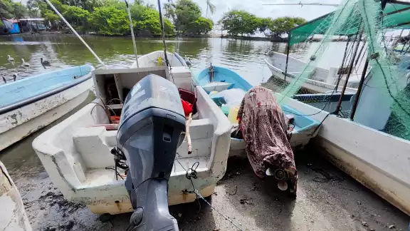 Pescadores de Carmen acusan al INPESCA de simular apoyos con entrega de motores fuera de borda.