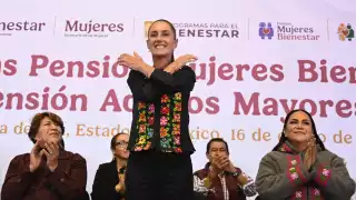 Presidenta Sheinbaum entrega tarjetas de las Pensiones Mujeres Bienestar y de Adultos Mayores en Edomex
