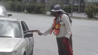 Adulto mayor soporta horas bajo el sol como "viene viene" por falta de oportunidades en Cancún