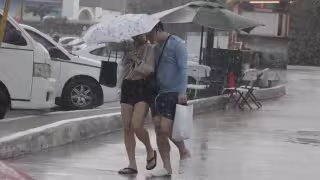 Lluvia intensa fastidia día de playa para los turistas en zona hotelera de Cancún