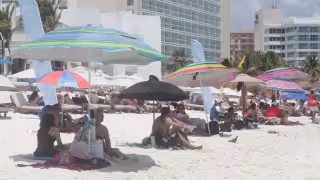 Bañistas disfrutan últimos días de las vacaciones de Semana Santa en las playas de Cancún