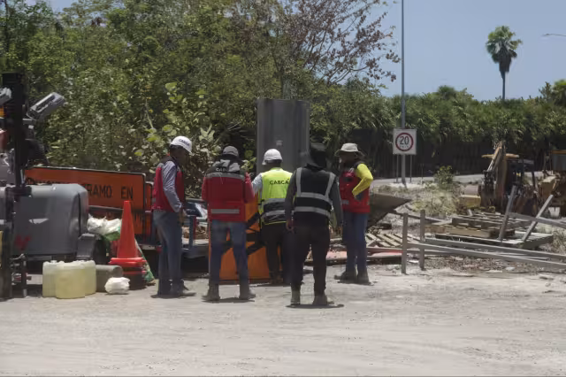 Los obreros de este proyecto están emocionados y contentos.