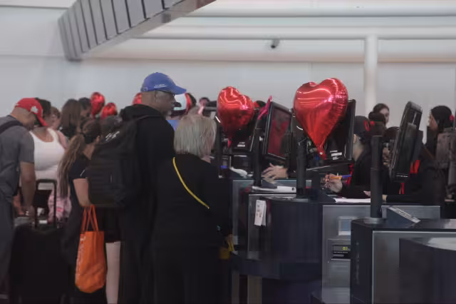 El Día de San Valentín se vivió con poco ambiente romántico en el Aeropuerto Internacional de Cancún.