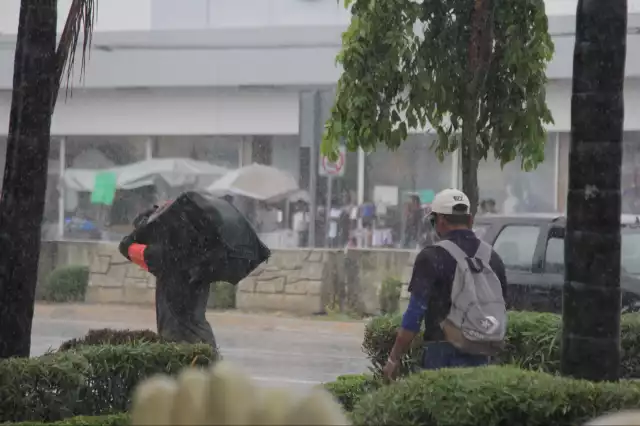 Autoridades recomendaron a la población salir con paraguas por posibles lluvias fuertes y efectos de norte, con ráfagas de viento de hasta 30 kilómetros por hora