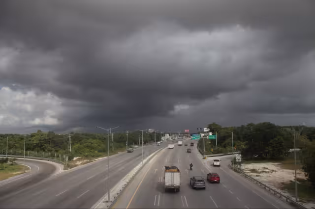 El frente frío número 32 provoca bajas temperaturas, fuertes rachas de viento y cierre de puertos en Quintana Roo.