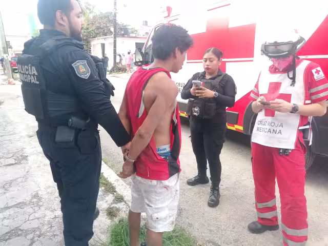 Vecinos de la Supermanzana 64 retuvieron al presunto agresor mientras la víctima recibía atención médica tras el incidente.