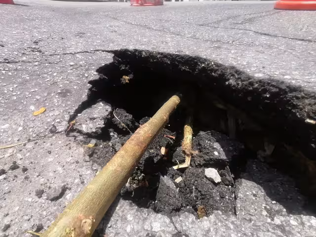 El socavón se encuentra entre los fraccionamientos Villas del Caribe y Barrio Maya.