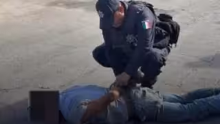 Vecinos detienen a sujeto acusado de intentar robar celular en una tienda de la Región 221 en Cancún