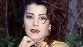 Alejandra Guzmán presentó su tatuaje y a su hija. Foto: Especial