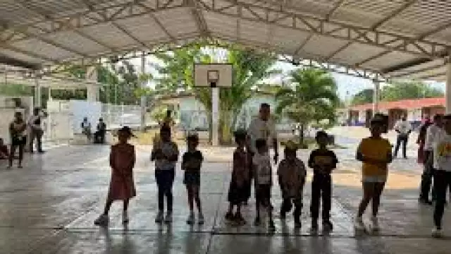 Padres de familia exigen el despido de un profesor abusivo.