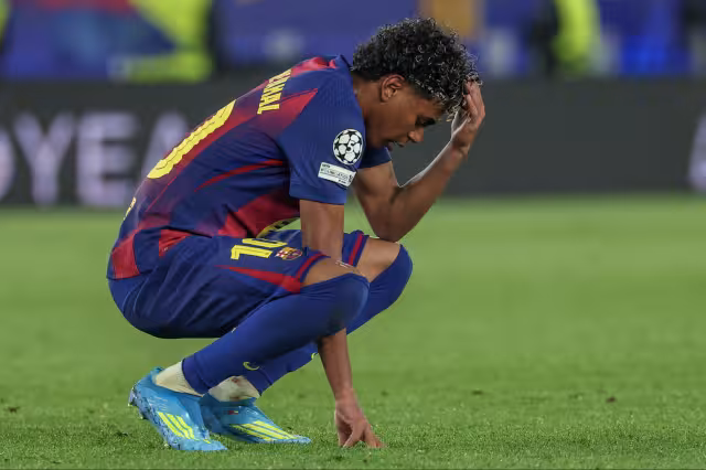 Lamine Yamal terminó pensativo en el terreno de juego tras la derrota.