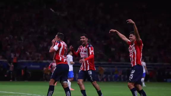 Chicharito besando el escudo