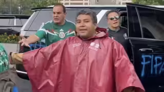 Manifestantes rayan camioneta de Cuauhtémoc Blanco antes del México vs Inglaterra | VIDEO