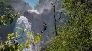 El turista realizó la actividad con normalidad, sin embargo, en la parte final el sistema de frenado no respondió y se impactó contra la base de metal.