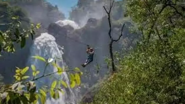 El turista realizó la actividad con normalidad, sin embargo, en la parte final el sistema de frenado no respondió y se impactó contra la base de metal.