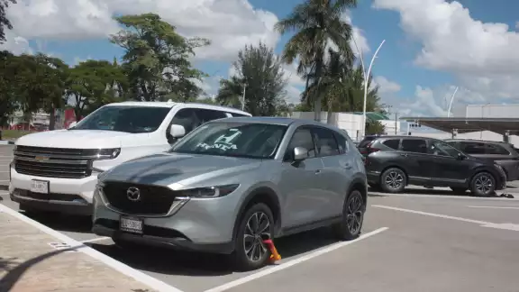 Otro auto ha sido inmovilizado en el estacionamiento del aeropuerto de Mérida Otro auto ha sido inmovilizado en el estacionamiento del aeropuerto de Mérida