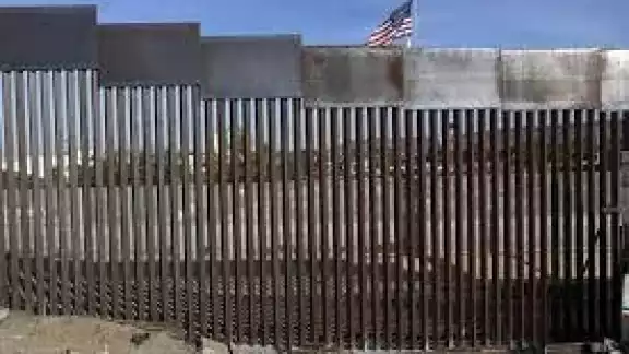 Muere mexicano tras caer de muro fronterizo con EU