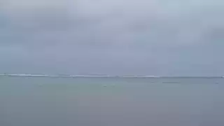 La tranquilidad del oleaje mantiene la calma tensa en la población