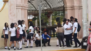 Derechos humanos avala en Campeche prohibir celulares en las escuelas