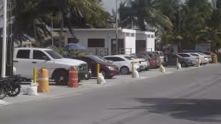 Instalan tubos para cadenas en Playa del Niño en Cancún; denuncian intento de restringir el acceso