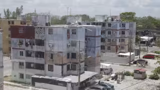 ¡Vecinos no tienen a dónde ir! Exigen evacuar 10 edificios en ruinas en la Supermanzana 77 de Cancún