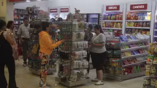 Pasajeros cuestionan los elevados precios en bebidas y productos de consumo en el Aeropuerto Internacional de Cancún