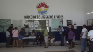 Frenan rodada autoridades policiales en Cancún; aseguran unidades y detienen a decenas de jóvenes