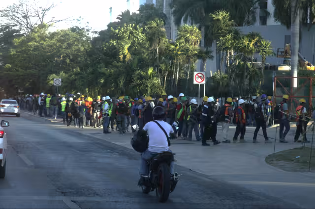 Jornaleros reciben 6 mil pesos semanales. Aseguran que saben su horario de entrada a la obra, pero no si podrán salir