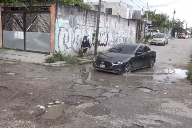 Los encharcamientos son comunes en cada esquina, además de que la señalética se encuentra dañada por el óxido