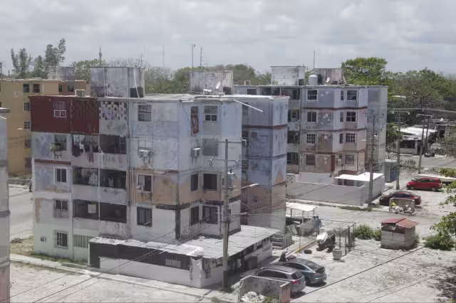 Las autoridades exigieron a los habitantes evacuar los edificios.