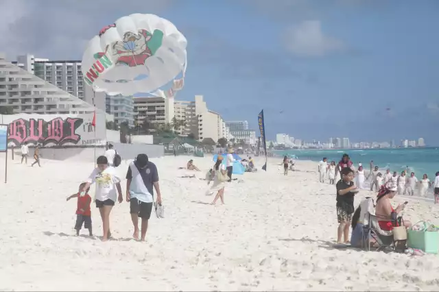 Algunas familias que visitaron Tortugas comentaron que llegaron por carretera para que sus hijos conocieran el mar azul turquesa