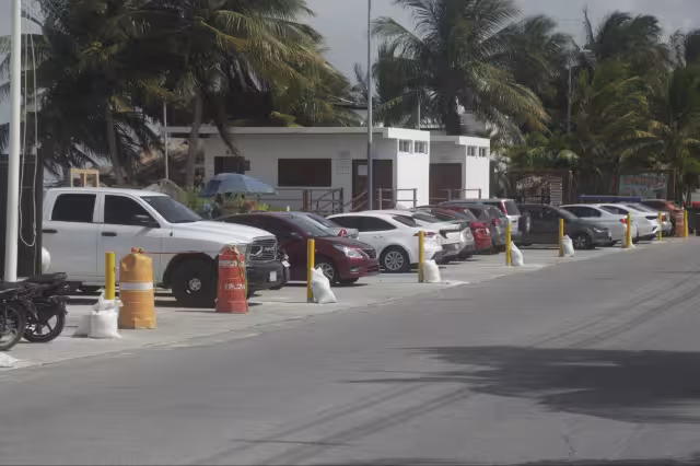 Postes metálicos anclados con concreto para colocación de cadenas aparecieron sin previo aviso