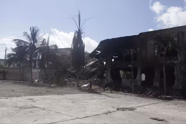 El Heroico Cuerpo de Bomberos trabajó durante horas para sofocar el fuego.