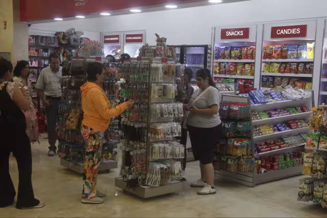 Una simple botella de agua puede costar más de 100 pesos.