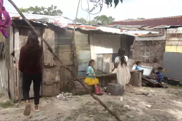 Los habitantes usan todas las cobijas disponibles y calientan el agua con leña para bañarse