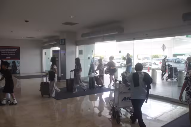 Prestadores de servicio con gafete solicitaron poner freno a los “asistentes” de transporte que lucran sin registro legal