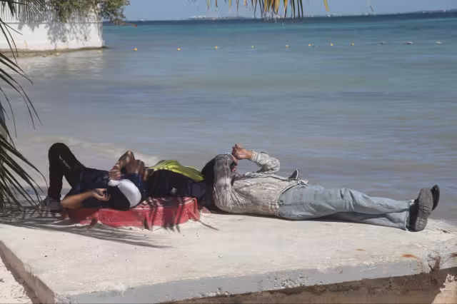 Algunos ciudadanos fueron vistos bajo las sombras en busca de refugio del sol, pues las temperaturas empezarán a subir hasta los 30 grados centígrados